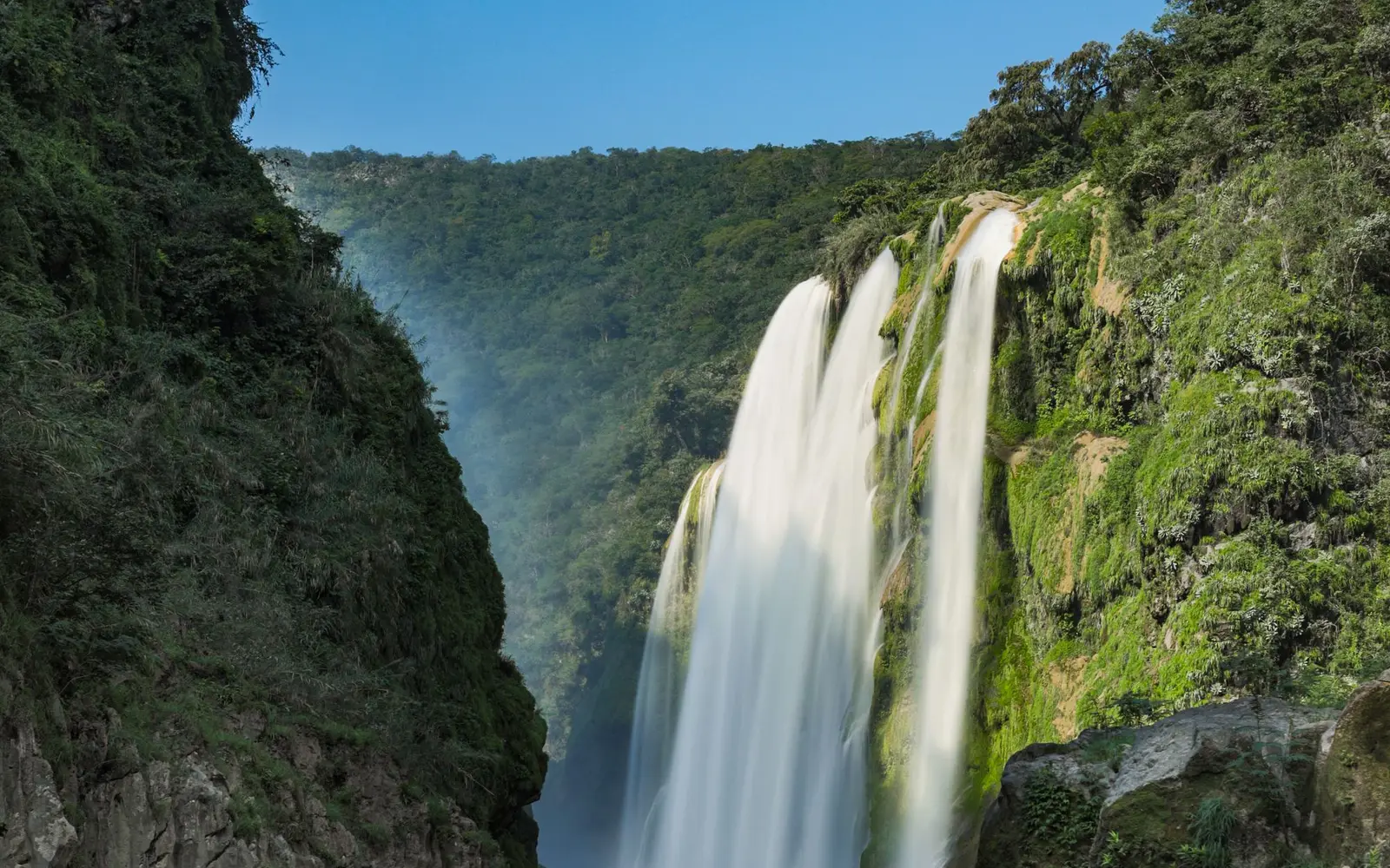 Cascada de Tamul cayendo entre paredes de roca cubiertas de vegetación en la Huasteca Potosina