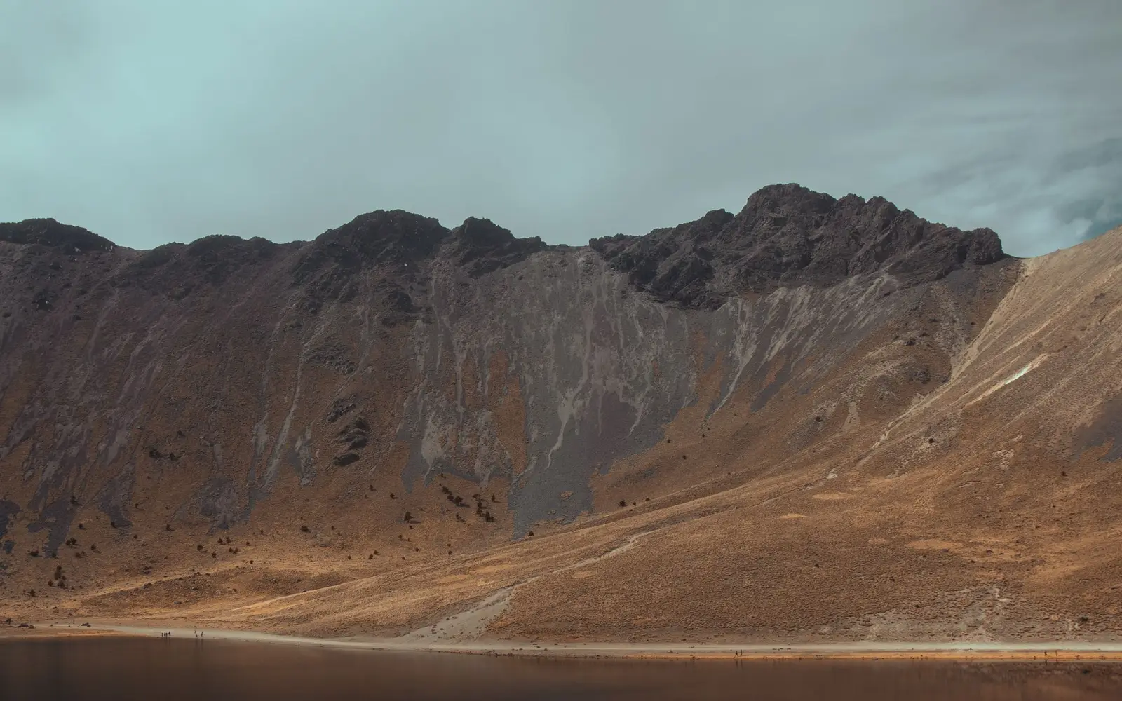 Laguna dentro del cráter del Nevado de Toluca rodeada de crestas rocosas